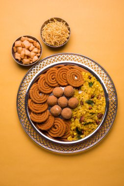 Tabak dolusu Hint Festivali yemek veya diwali gıda veya aperatifler laddu, chivda, chakali veya murukku, sev ve shankar soluk, tatlı ve tuzlu aperatif yiyecek gibi