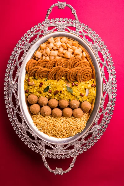 インドのお祭りフード、ディワリ食物または laddu、chivda、chakali または murukku、sev、シャンカールの淡い、甘い、塩辛いスナック食品のようなスナックの完全版 — ストック写真