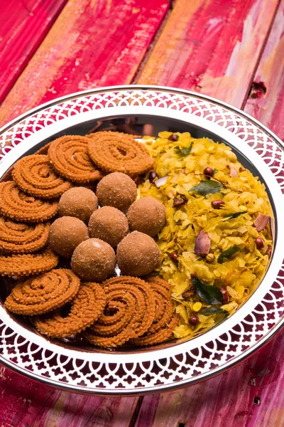 Płyta pełna indyjskich festiwal żywności lub diwali żywności lub przekąski jak laddu, chivda, chakali lub murukku, sev i shankar blady, słodkie i słone przekąski — Zdjęcie stockowe