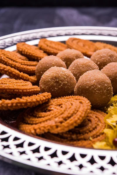 インドのお祭りフード、ディワリ食物または laddu、chivda、chakali または murukku、sev、シャンカールの淡い、甘い、塩辛いスナック食品のようなスナックの完全版 — ストック写真