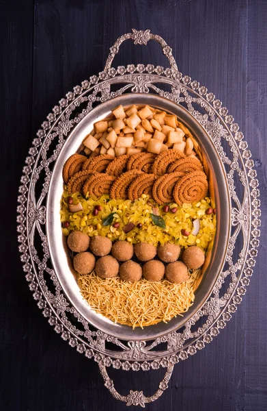 Bord vol Indiaas festival eten of diwali levensmiddelen of snacks zoals laddu, chivda, chakali of murukku, sev en shankar bleke, zoete en zoute snacks — Stockfoto