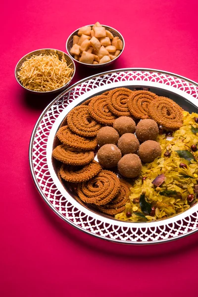 Tallrik full av indisk festival mat eller diwali mat eller snacks som Lindqvist, chivda, chakali eller murukku, sev och shankar blek, söta och salta snacks mat — Stockfoto