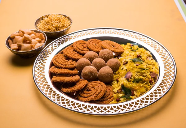 Prato cheio de comida indiana ou comida diwali ou lanches como laddu, chivda, chakali ou murukku, sev e shankar pálido, lanche doce e salgado — Fotografia de Stock