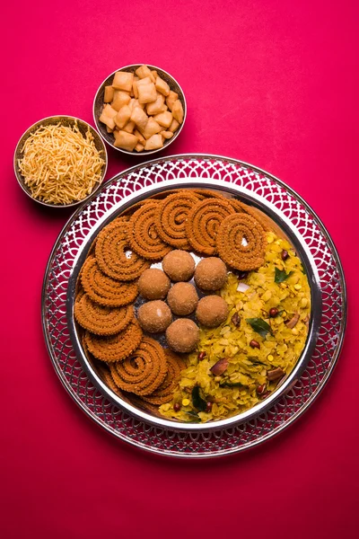 Prato cheio de comida indiana ou comida diwali ou lanches como laddu, chivda, chakali ou murukku, sev e shankar pálido, lanche doce e salgado — Fotografia de Stock