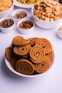 ev yapımı lezzetli Diwali gıda ya da Diwali snacks veya Diwali tatlılar rava laddu, chakli, sev, shankar soluk ve chivda veya chiwada beyaz kase, favori Hint diwali tarifi kuru meyve ile