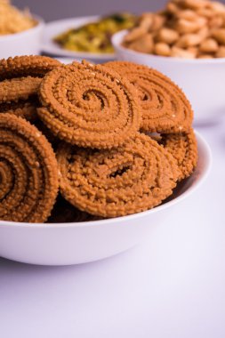 ev yapımı lezzetli Diwali gıda ya da Diwali snacks veya Diwali tatlılar rava laddu, chakli, sev, shankar soluk ve chivda veya chiwada beyaz kase, favori Hint diwali tarifi kuru meyve ile