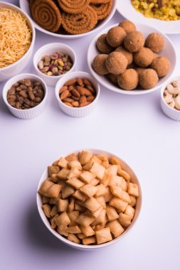 ev yapımı lezzetli Diwali gıda ya da Diwali snacks veya Diwali tatlılar rava laddu, chakli, sev, shankar soluk ve chivda veya chiwada beyaz kase, favori Hint diwali tarifi kuru meyve ile