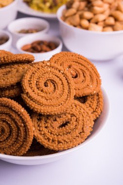 ev yapımı lezzetli Diwali gıda ya da Diwali snacks veya Diwali tatlılar rava laddu, chakli, sev, shankar soluk ve chivda veya chiwada beyaz kase, favori Hint diwali tarifi kuru meyve ile