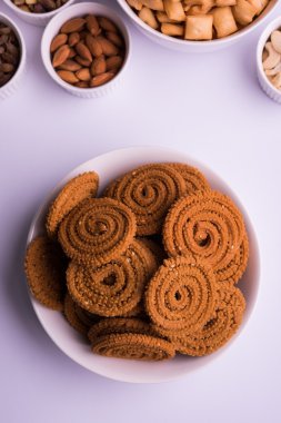 ev yapımı lezzetli Diwali gıda ya da Diwali snacks veya Diwali tatlılar rava laddu, chakli, sev, shankar soluk ve chivda veya chiwada beyaz kase, favori Hint diwali tarifi kuru meyve ile