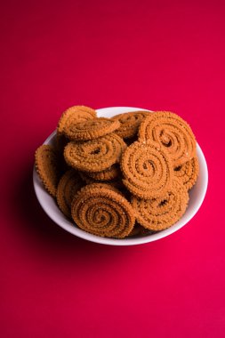 ev yapımı lezzetli Diwali gıda ya da Diwali snacks veya Diwali tatlılar rava laddu, chakli, sev, shankar soluk ve chivda veya chiwada beyaz kase, favori Hint diwali tarifi kuru meyve ile