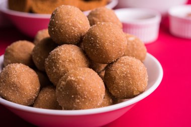 ev yapımı lezzetli Diwali gıda ya da Diwali snacks veya Diwali tatlılar rava laddu, chakli, sev, shankar soluk ve chivda veya chiwada beyaz kase, favori Hint diwali tarifi kuru meyve ile