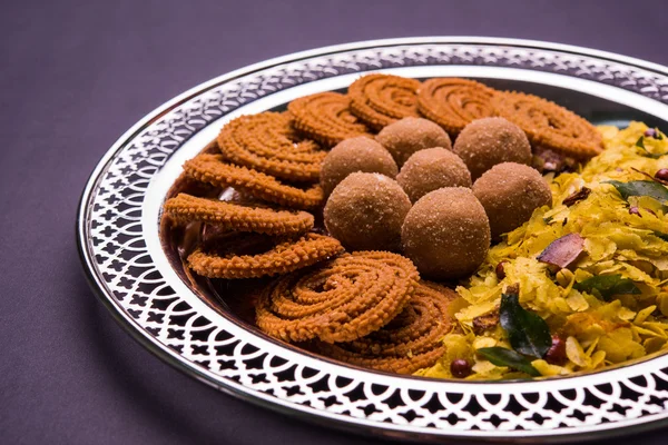 Tabak dolusu Hint Festivali yemek veya diwali gıda veya aperatifler laddu, chivda, chakali veya murukku, sev ve shankar soluk, tatlı ve tuzlu aperatif yiyecek gibi — Stok fotoğraf