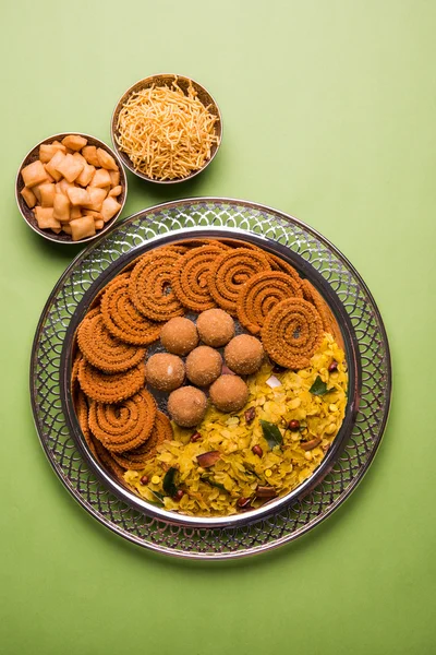 全是印度节日食品或排灯节食品或小吃，如 laddu、 chivda、 chakali 或 murukku，sev shankar 苍白的、 甜的、 咸的零食盘 — 图库照片