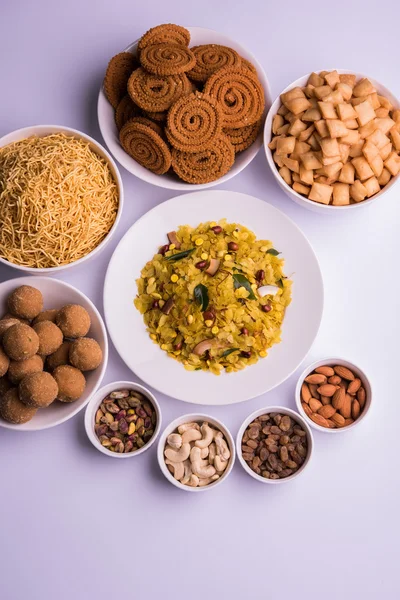 Hemgjort välsmakande Diwali mat eller Diwali snacks eller Diwali godis gillar rava Lindh, chakli, sev, shankar blek och chivda eller chiwada med torr frukt i vita skålar, favorit indiska diwali recept — Stockfoto