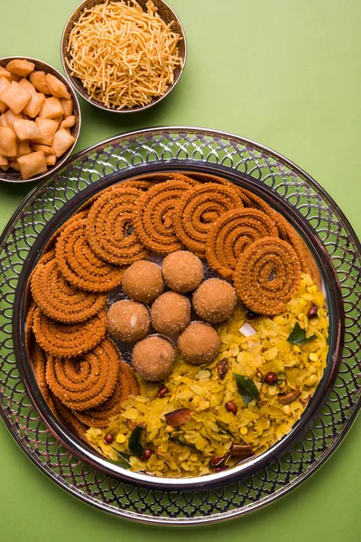 全是印度节日食品或排灯节食品或小吃，如 laddu、 chivda、 chakali 或 murukku，sev shankar 苍白的、 甜的、 咸的零食盘 — 图库照片