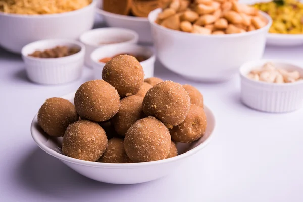 Maison fait de savoureux aliments Diwali ou des collations Diwali ou des bonbons Diwali comme rava laddu, chakli, sev, shankar pâle et chivda ou chiwada avec des fruits secs dans des bols blancs, recette indienne préférée diwali — Photo