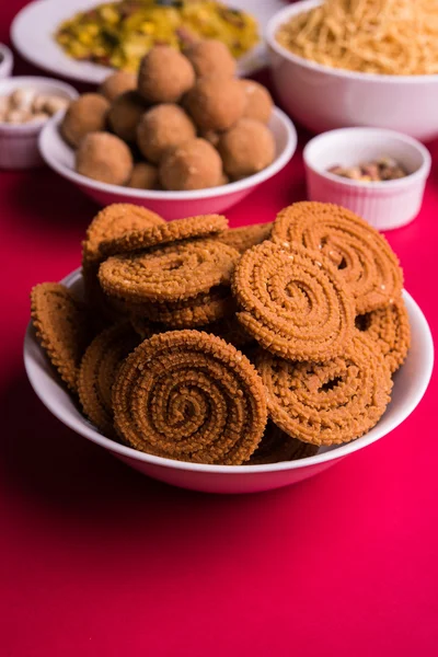 Hecho en casa sabrosa comida Diwali o bocadillos Diwali o dulces Diwali como rava laddu, chakli, sev, shankar pálido y chivda o chiwada con frutas secas en cuencos blancos, receta favorita india diwali — Foto de Stock