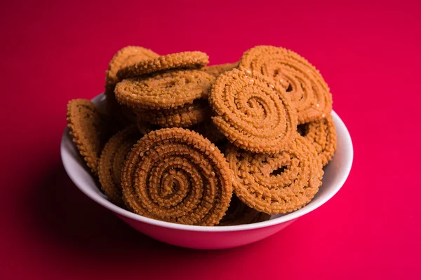 ev yapımı lezzetli Diwali gıda ya da Diwali snacks veya Diwali tatlılar rava laddu, chakli, sev, shankar soluk ve chivda veya chiwada beyaz kase, favori Hint diwali tarifi kuru meyve ile