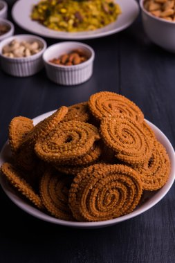 ev yapımı lezzetli Diwali gıda ya da Diwali snacks veya Diwali tatlılar rava laddu, chakli, sev, shankar soluk ve chivda veya chiwada beyaz kase, favori Hint diwali tarifi kuru meyve ile