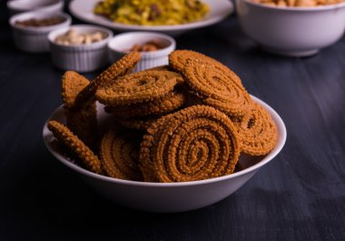 ev yapımı lezzetli Diwali gıda ya da Diwali snacks veya Diwali tatlılar rava laddu, chakli, sev, shankar soluk ve chivda veya chiwada beyaz kase, favori Hint diwali tarifi kuru meyve ile