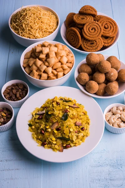 Zelfgemaakte lekker Diwali voedsel of Diwali snacks of Diwali snoepjes zoals rava laddu, chakli, sev, shankar bleke en chivda of chiwada met droge vruchten in witte kommen, favoriete Indiase diwali recept — Stockfoto