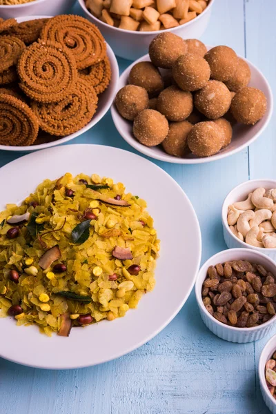 Zelfgemaakte lekker Diwali voedsel of Diwali snacks of Diwali snoepjes zoals rava laddu, chakli, sev, shankar bleke en chivda of chiwada met droge vruchten in witte kommen, favoriete Indiase diwali recept — Stockfoto