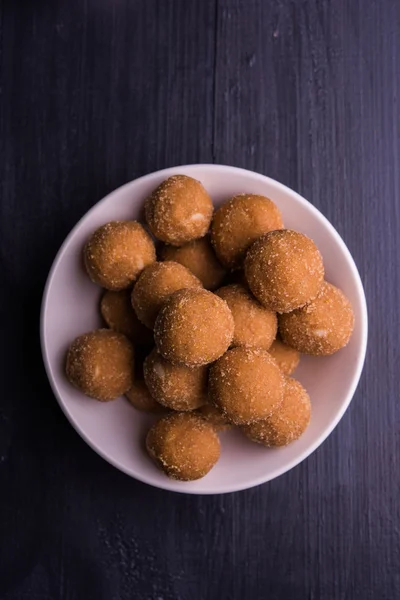 Diwali snacks sweet rava besan laddu in einem silbernen Teller — Stockfoto