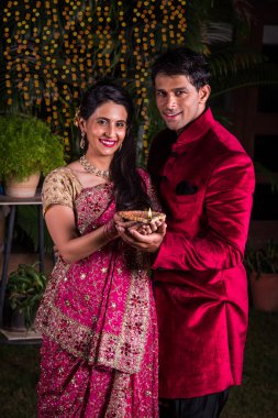 Akıllı telefon tutan genç Hintli adam. 