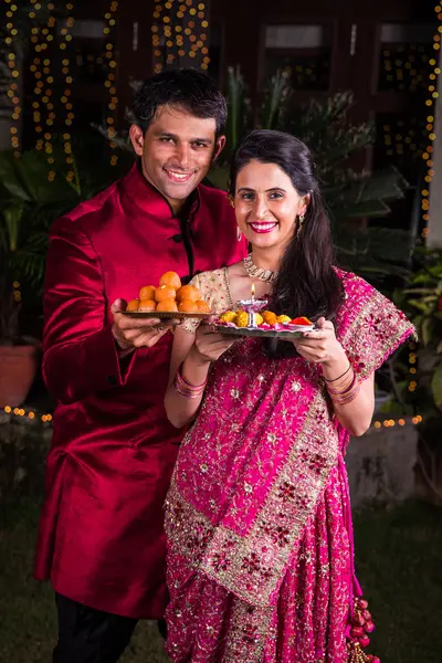 Geleneksel Hintli çift Diwali Festivali 'ni kutluyor.
