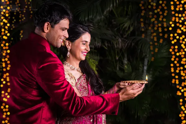 Geleneksel Hintli çift Diwali Festivali 'ni Diya' da kutluyor