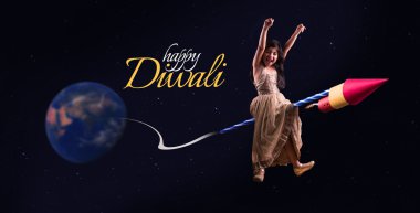 mutlu bayramlar tebrik gösteren fotoğrafı mutlu Hint küçük kız fişek Diwali, havai fişek ya da roket üzerinde oturan ve diwali Festivali uzayda uçan neşeli kız kutlama zevk