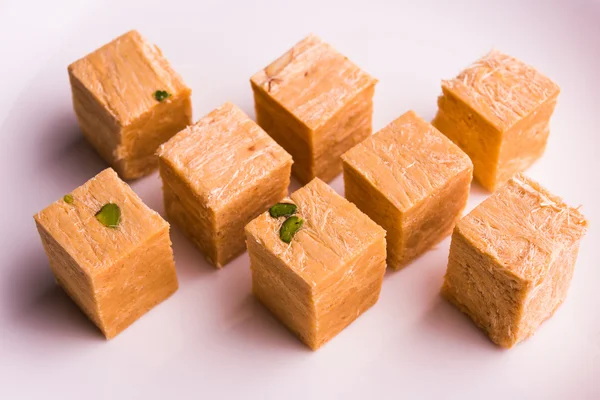 Nahaufnahme von soan papdi oder son papdi mit Mandeln und Pistazien — Stockfoto