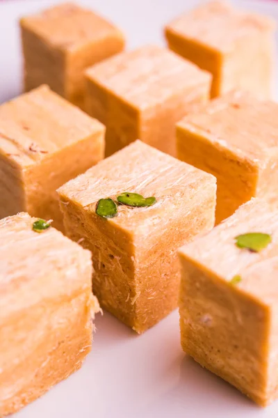 Närbild av soan papdi eller son papdi med mandel och pistage eller pista — Stockfoto