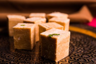 Soan papdi veya oğlu papdi badem ve fıstık veya pista ile yakın çekim