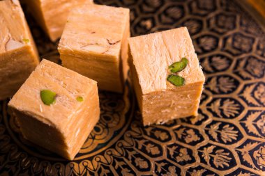 Soan papdi veya oğlu papdi badem ve fıstık veya pista ile yakın çekim