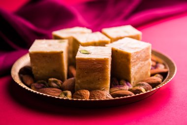 Soan papdi veya oğlu papdi badem ve fıstık veya pista ile yakın çekim