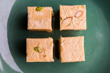 Soan papdi veya oğlu papdi badem ve fıstık veya pista ile yakın çekim