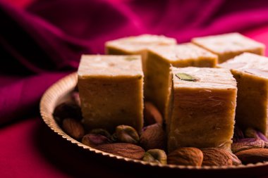 Soan papdi veya oğlu papdi badem ve fıstık veya pista ile yakın çekim