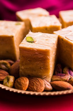 Soan papdi veya oğlu papdi badem ve fıstık veya pista ile yakın çekim