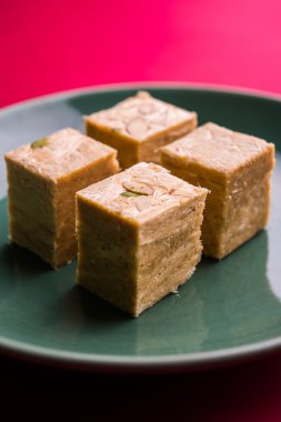 Soan papdi veya oğlu papdi badem ve fıstık veya pista ile yakın çekim