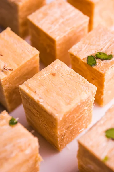 Primer plano de papdi de soan o papdi hijo con almendras y pistacho o pista —  Fotos de Stock