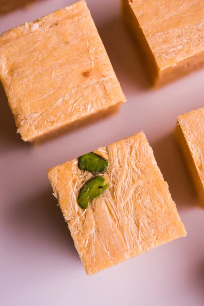 Close-up of soan papdi or son papdi with almonds and pistachio or pista — Stock Photo, Image