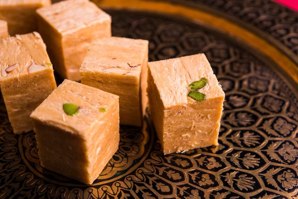 Primer plano de papdi de soan o papdi hijo con almendras y pistacho o pista —  Fotos de Stock