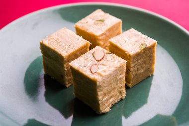 Soan papdi veya oğlu papdi badem ve fıstık veya pista ile yakın çekim