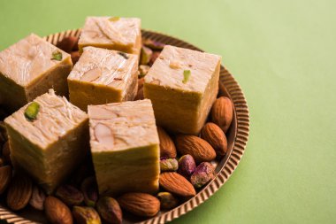 Soan papdi veya oğlu papdi badem ve fıstık veya pista ile yakın çekim