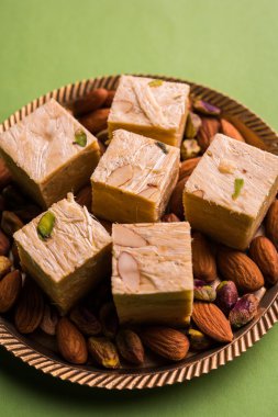 Soan papdi veya oğlu papdi badem ve fıstık veya pista ile yakın çekim