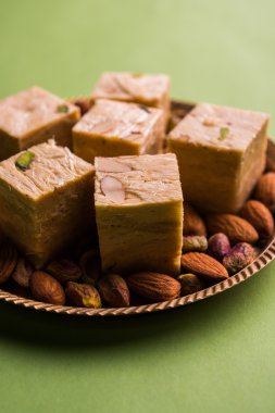 Soan papdi veya oğlu papdi badem ve fıstık veya pista ile yakın çekim