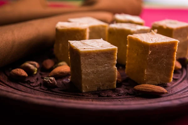 Primer plano de papdi de soan o papdi hijo con almendras y pistacho o pista —  Fotos de Stock