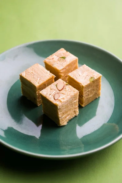 Close-up of soan papdi or son papdi with almonds and pistachio or pista — Stock Photo, Image