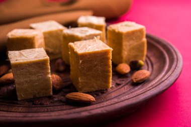 Soan papdi veya oğlu papdi badem ve fıstık veya pista ile yakın çekim